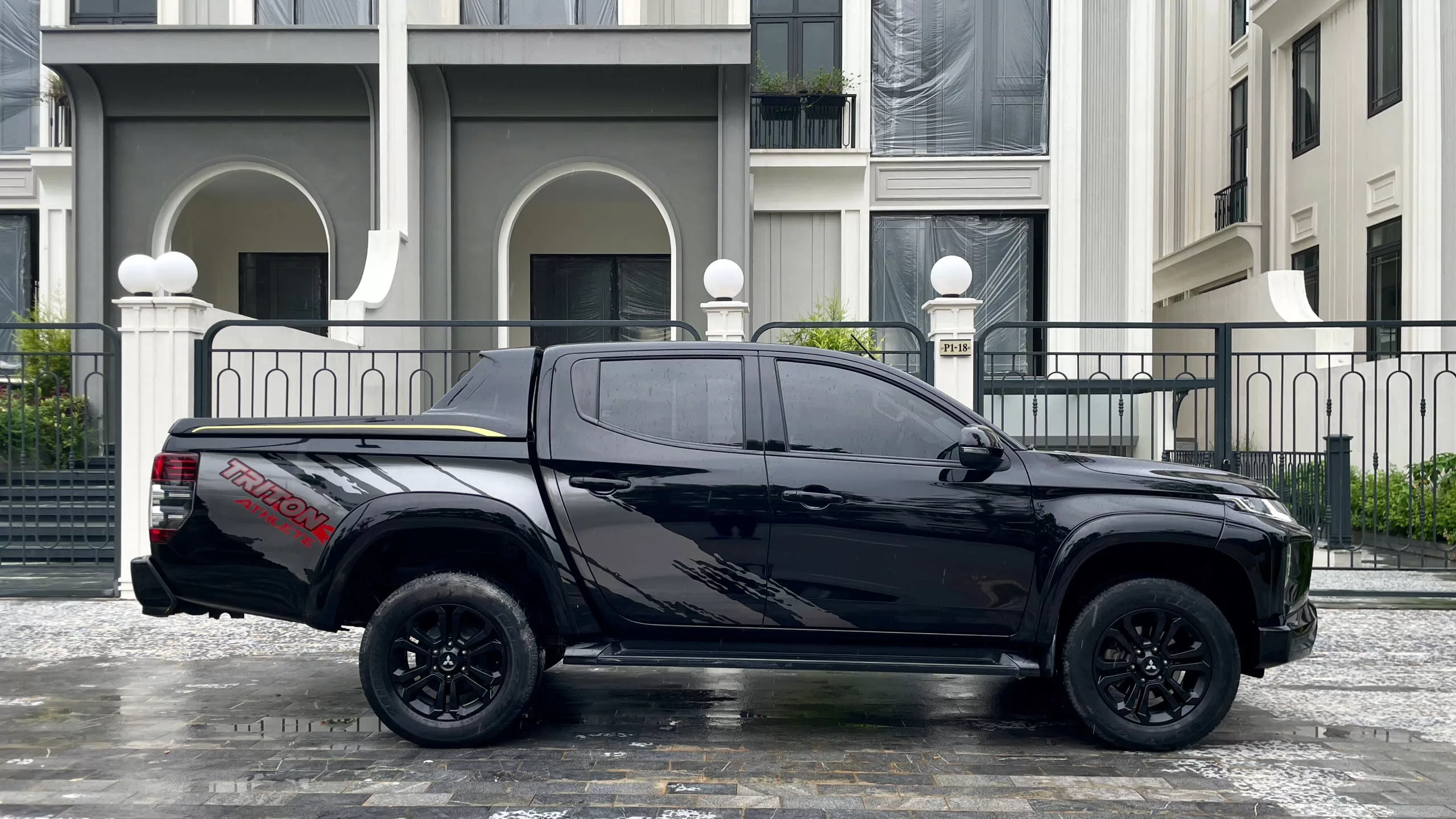 Mitsubishi Triton 2022 Đen - Ảnh 3
